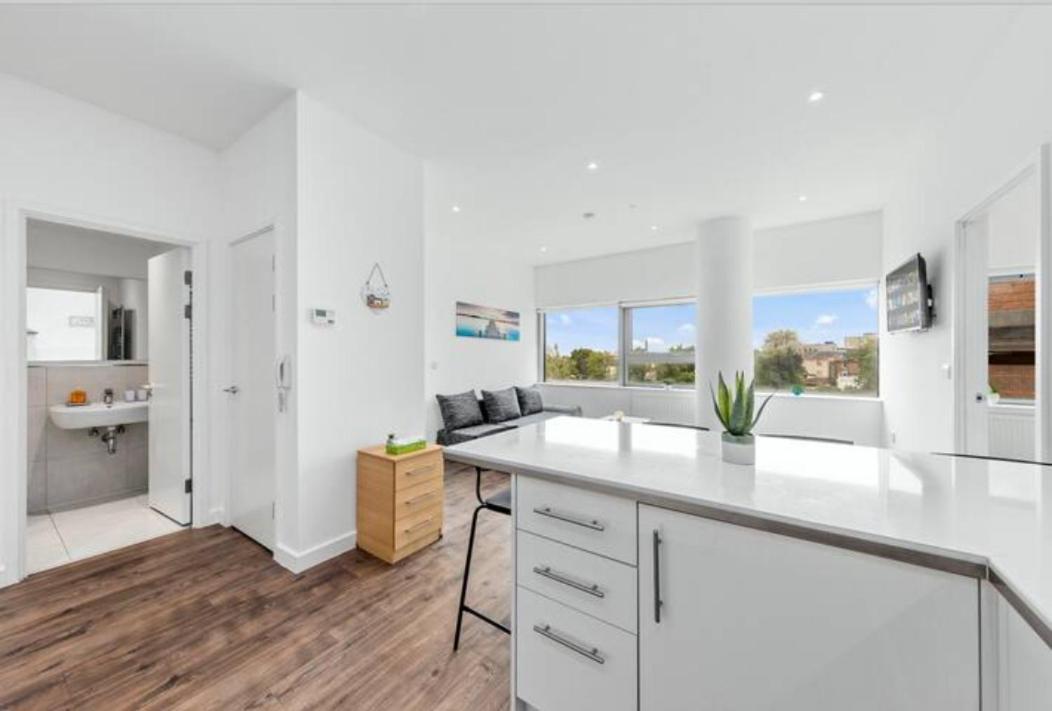Delta 2 Bedroom Flat In London Dp102 Кройдон Экстерьер фото